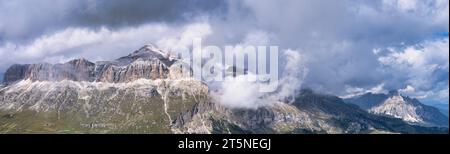 Panorama der Sellagruppe mit dem höchsten Gipfel Piz Boe (3152 m), Dolomiten, Trentino-Südtirol, Italien Stockfoto