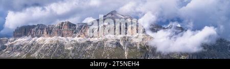 Panorama der Sellagruppe mit dem höchsten Gipfel Piz Boe (3152 m), Dolomiten, Trentino-Südtirol, Italien Stockfoto