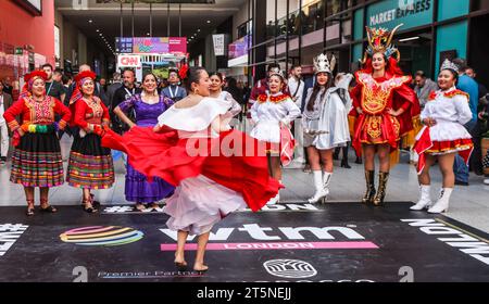 London, Großbritannien. November 2023. Peruanische Volkstänze tanzen traditionelle Tänze aus verschiedenen Regionen Perus mit ihren traditionellen Trachten Credit: Paul Quezada-Neiman/Alamy Live News Stockfoto