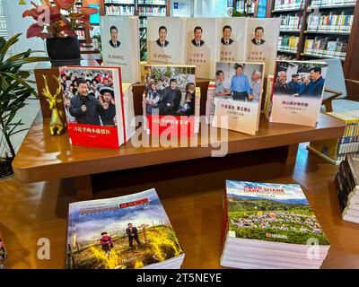 Peking, China, Inside-Ausstellung des internationalen Flughafens Beijing Daxing, Inside Chinese Bookstore, Capital Library of China, Präsident Xi JINGPING, Bücher „Xi Jinping's Thought on a Well-Off Society“ Stockfoto