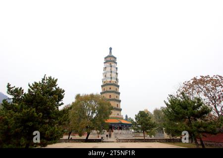 CHENGDE STADT - 20. OKTOBER: Stupas in YongYou Tempellandschaft Architektur，chengde Mountain Resort, am 20. oktober 2014, Chengde Stadt, Provinz Hebei Stockfoto