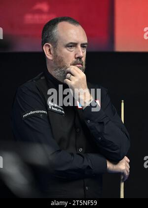 Tianjin. November 2023. Mark Williams reagierte während des Spiels zwischen Mark Williams aus Wales und Zhang Anda aus China bei der Snooker-Weltmeisterschaft 2023 in der nordchinesischen Gemeinde Tianjin am 6. November 2023. Quelle: Li Ran/Xinhua/Alamy Live News Stockfoto