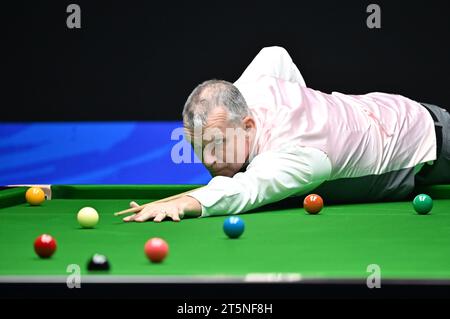 Tianjin. November 2023. Mark Davis tritt während des Spiels zwischen Luca Brecel aus Belgien und Mark Davis aus England an der Snooker-Weltmeisterschaft 2023 in der nordchinesischen Gemeinde Tianjin am 6. November 2023 an. Quelle: Li Ran/Xinhua/Alamy Live News Stockfoto