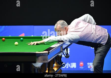 Tianjin. November 2023. Mark Davis tritt während des Spiels zwischen Luca Brecel aus Belgien und Mark Davis aus England an der Snooker-Weltmeisterschaft 2023 in der nordchinesischen Gemeinde Tianjin am 6. November 2023 an. Quelle: Li Ran/Xinhua/Alamy Live News Stockfoto