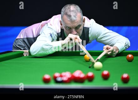 Tianjin. November 2023. Mark Davis tritt während des Spiels zwischen Luca Brecel aus Belgien und Mark Davis aus England an der Snooker-Weltmeisterschaft 2023 in der nordchinesischen Gemeinde Tianjin am 6. November 2023 an. Quelle: Li Ran/Xinhua/Alamy Live News Stockfoto