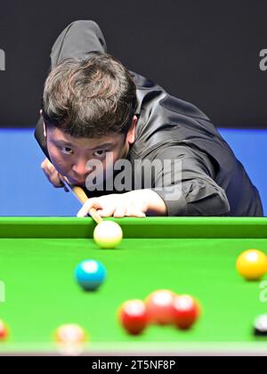 Tianjin. November 2023. Zhang Anda tritt während des Spiels zwischen Mark Williams aus Wales und Zhang Anda aus China an der Snooker-Weltmeisterschaft 2023 in der nordchinesischen Gemeinde Tianjin am 6. November 2023 an. Quelle: Li Ran/Xinhua/Alamy Live News Stockfoto