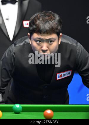 Tianjin. November 2023. Zhang Anda blickt auf das Spiel zwischen Mark Williams aus Wales und Zhang Anda aus China bei der Snooker-Weltmeisterschaft 2023 in der nordchinesischen Gemeinde Tianjin am 6. November 2023. Quelle: Li Ran/Xinhua/Alamy Live News Stockfoto