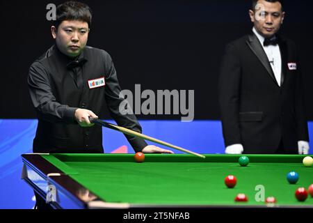 Tianjin. November 2023. Zhang Anda (L) tritt während des Spiels zwischen Mark Williams aus Wales und Zhang Anda aus China an der Snooker-Weltmeisterschaft 2023 in der nordchinesischen Gemeinde Tianjin am 6. November 2023 an. Quelle: Li Ran/Xinhua/Alamy Live News Stockfoto