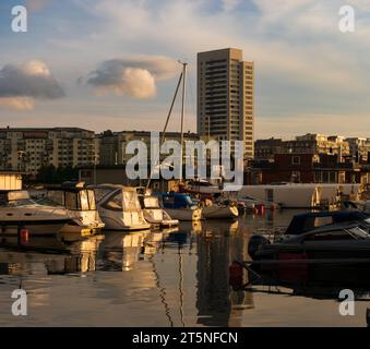 Stockholm, Schweden, Blick auf den Hornsberg Strand auf Kungsholmen, bei Sonnenuntergang. Eine Marina mit Booten im Vordergrund Stockfoto