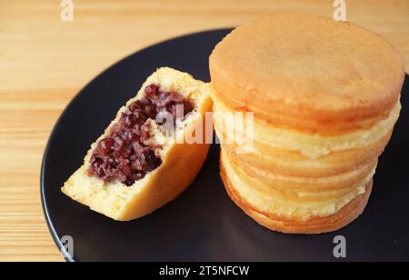 Nahaufnahme des köstlichen japanischen Azuki Bohnenpaste (ANKO) gefüllten Desserts namens Imagawayaki oder Obanyaki Stockfoto