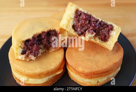 Nahaufnahme des köstlichen japanischen Azuki Bohnenpasten (ANKO) gefüllten Desserts namens Obanyaki oder Imagawayaki Stockfoto