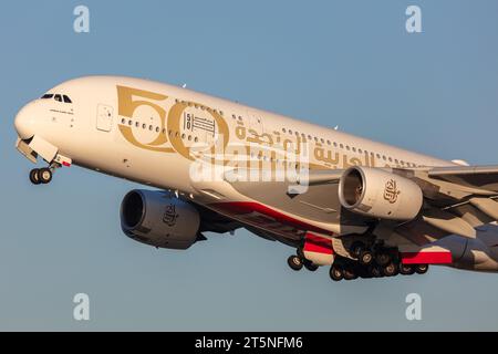 Nahaufnahme pf an einem Airbus A380-842, Zulassung A6-EVO, Abfahrt London Heathrow (lhr) an einem sonnigen Herbstabend zur goldenen Stunde Stockfoto