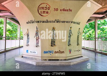 Eine öffentliche Kunst, die das Wachstum, den Fortschritt und die Entwicklung des Menschen durch die Zeitalter darstellt. An einem Himmelsweg der BTS Metro, U-Bahn in der Sukhumvit Stockfoto