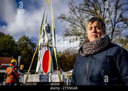 ROTTERDAM - Künstlerin Anne Wenzel am neuen Razzia-Denkmal für die 52.000 Einwohner von Rotterdam und Schiedam, die am 10. Und 11. November 1944 von der deutschen Besatzung deportiert wurden, um Zwangsarbeit zu leisten. ANP ROBIN UTRECHT niederlande raus - belgien raus Stockfoto