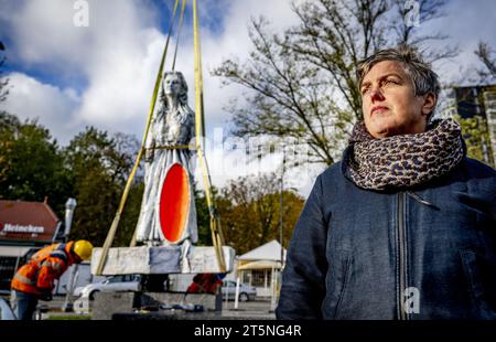 ROTTERDAM - Künstlerin Anne Wenzel am neuen Razzia-Denkmal für die 52.000 Einwohner von Rotterdam und Schiedam, die am 10. Und 11. November 1944 von der deutschen Besatzung deportiert wurden, um Zwangsarbeit zu leisten. ANP ROBIN UTRECHT niederlande raus - belgien raus Stockfoto