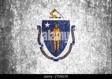 Nahaufnahme der Massachusetts Grunge-Flagge. Schmutzige Massachusetts Staatsflagge auf einer Metalloberfläche. Stockfoto