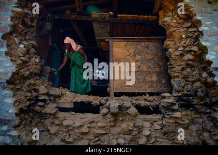 Jajarkot, Nepal. November 2023. Eine Frau sucht nach ihrem Besitz in ihrem zerstörten Haus nach einem starken Erdbeben, das die Bezirke Jajarkot und Rukum heimsuchte und am Montag, den 6. November 2023 in Jajarkot, Nepal, mehr als 157 Tote und 200 Verletzte hinterließ. (Kreditbild: © Skanda Gautam/ZUMA Press Wire) NUR REDAKTIONELLE VERWENDUNG! Nicht für kommerzielle ZWECKE! Quelle: ZUMA Press, Inc./Alamy Live News Stockfoto