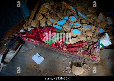 Jajarkot, Nepal. November 2023. Ein Bett von Bir man Khatri, 90 Jahre alt, wird in Trümmern in seinem Haus gesehen, nachdem ein starkes Erdbeben die Bezirke Jajarkot und Rukum getroffen hatte und mehr als 157 Tote und 200 Verletzte in Rawatgaun in Jajarkot, Nepal, am Montag, den 6. November 2023, hinterließ. (Kreditbild: © Skanda Gautam/ZUMA Press Wire) NUR REDAKTIONELLE VERWENDUNG! Nicht für kommerzielle ZWECKE! Quelle: ZUMA Press, Inc./Alamy Live News Stockfoto