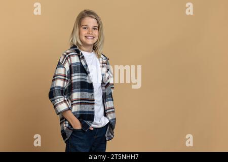 Selbstbewusstes blondes Teenager, das zufrieden und entschlossen aussieht Stockfoto