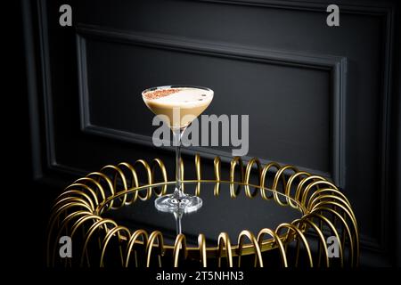 Eislatte mit Schaum in einem Martini-Glas auf dunklem Hintergrund Stockfoto