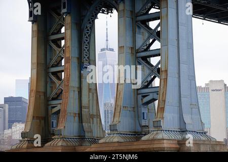 Ein einzigartiger Blick auf das World Trade Centre durch die Stützen der Manhattan Bridge Stockfoto