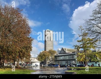 Guildhall Square neben dem Stadthaus mit seiner fast vollständigen Regeneration. Die Arbeiten in der Gildenhalle sind noch nicht abgeschlossen. Vovember mit herbstlichen Blättern auf Stockfoto