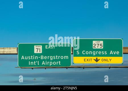 Verkehrsschild austin bergstrom International Airport und Congress Avenue Ausfahrt nur an Highway 35, Austin, TEXAS, USA Stockfoto