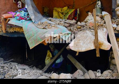 Jajarkot, Nepal. November 2023. Bahadur Rana, 68 Jahre alt, sammelte einen Sack Weizen in seinem zerstörten Haus, nachdem ein starkes Erdbeben die Bezirke Jajarkot und Rukum erschütterte und am Montag, den 6. November 2023 in Rawatgaun in Jajarkot, Nepal, mehr als 157 Tote und 200 Verletzte hinterließ. (Kreditbild: © Skanda Gautam/ZUMA Press Wire) NUR REDAKTIONELLE VERWENDUNG! Nicht für kommerzielle ZWECKE! Quelle: ZUMA Press, Inc./Alamy Live News Stockfoto