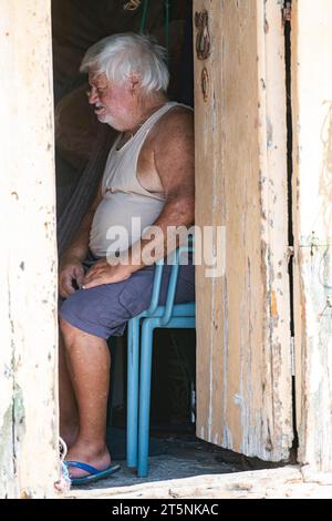 Ein Fischer in einer Fischerhütte im Dorf Masaxlokk auf malta Stockfoto