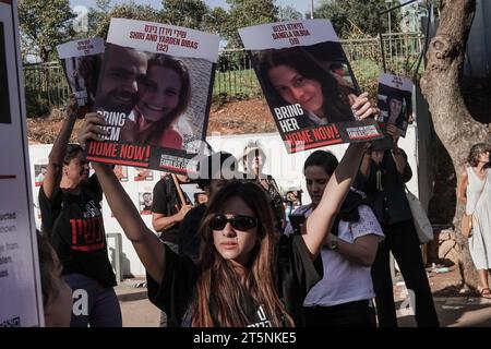 Jerusalem, Israel. November 2023. Familien israelischer Geiseln und Unterstützer versammeln sich vor der Knesset, dem israelischen Parlament, um ihre Angehörigen aus den Händen der Hamas im Gazastreifen freizulassen. Israel befindet sich seit dem 7. Oktober 2023 in einem Krieg mit der Hamas, nach massiven Raketenfeuern aus dem Gazastreifen auf Israel, der Infiltration von bewaffneten Männern auf israelisches Gebiet, dem Massaker an 1.400 Frauen und Kindern in ihren Häusern und der Geiselnahme von mehr als 240 Zivilisten und Soldaten. Quelle: Nir Alon/Alamy Live News Stockfoto