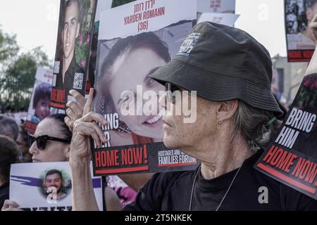 Jerusalem, Israel. November 2023. Familien israelischer Geiseln und Unterstützer versammeln sich vor der Knesset, dem israelischen Parlament, um ihre Angehörigen aus den Händen der Hamas im Gazastreifen freizulassen. Israel befindet sich seit dem 7. Oktober 2023 in einem Krieg mit der Hamas, nach massiven Raketenfeuern aus dem Gazastreifen auf Israel, der Infiltration von bewaffneten Männern auf israelisches Gebiet, dem Massaker an 1.400 Frauen und Kindern in ihren Häusern und der Geiselnahme von mehr als 240 Zivilisten und Soldaten. Quelle: Nir Alon/Alamy Live News Stockfoto