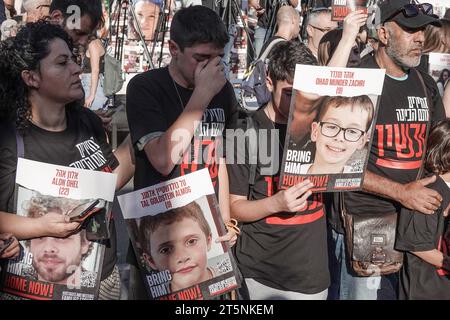 Jerusalem, Israel. November 2023. Familien israelischer Geiseln und Unterstützer versammeln sich vor der Knesset, dem israelischen Parlament, um ihre Angehörigen aus den Händen der Hamas im Gazastreifen freizulassen. Israel befindet sich seit dem 7. Oktober 2023 in einem Krieg mit der Hamas, nach massiven Raketenfeuern aus dem Gazastreifen auf Israel, der Infiltration von bewaffneten Männern auf israelisches Gebiet, dem Massaker an 1.400 Frauen und Kindern in ihren Häusern und der Geiselnahme von mehr als 240 Zivilisten und Soldaten. Quelle: Nir Alon/Alamy Live News Stockfoto