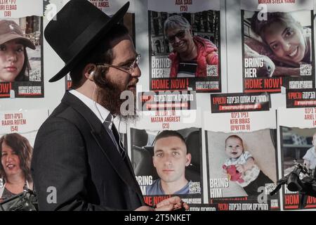 Jerusalem, Israel. November 2023. Familien israelischer Geiseln und Unterstützer versammeln sich vor der Knesset, dem israelischen Parlament, um ihre Angehörigen aus den Händen der Hamas im Gazastreifen freizulassen. Israel befindet sich seit dem 7. Oktober 2023 in einem Krieg mit der Hamas, nach massiven Raketenfeuern aus dem Gazastreifen auf Israel, der Infiltration von bewaffneten Männern auf israelisches Gebiet, dem Massaker an 1.400 Frauen und Kindern in ihren Häusern und der Geiselnahme von mehr als 240 Zivilisten und Soldaten. Quelle: Nir Alon/Alamy Live News Stockfoto