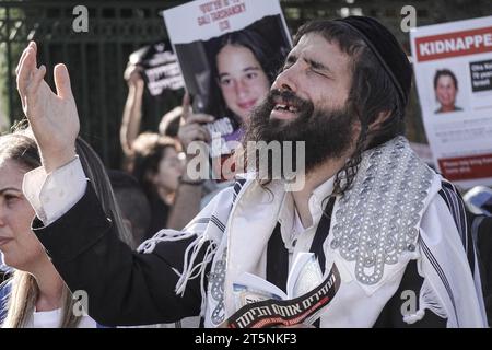 Jerusalem, Israel. November 2023. Familien israelischer Geiseln und Unterstützer versammeln sich vor der Knesset, dem israelischen Parlament, um ihre Angehörigen aus den Händen der Hamas im Gazastreifen freizulassen. Israel befindet sich seit dem 7. Oktober 2023 in einem Krieg mit der Hamas, nach massiven Raketenfeuern aus dem Gazastreifen auf Israel, der Infiltration von bewaffneten Männern auf israelisches Gebiet, dem Massaker an 1.400 Frauen und Kindern in ihren Häusern und der Geiselnahme von mehr als 240 Zivilisten und Soldaten. Quelle: Nir Alon/Alamy Live News Stockfoto