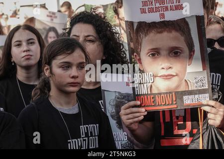 Jerusalem, Israel. November 2023. Familien israelischer Geiseln und Unterstützer versammeln sich vor der Knesset, dem israelischen Parlament, um ihre Angehörigen aus den Händen der Hamas im Gazastreifen freizulassen. Israel befindet sich seit dem 7. Oktober 2023 in einem Krieg mit der Hamas, nach massiven Raketenfeuern aus dem Gazastreifen auf Israel, der Infiltration von bewaffneten Männern auf israelisches Gebiet, dem Massaker an 1.400 Frauen und Kindern in ihren Häusern und der Geiselnahme von mehr als 240 Zivilisten und Soldaten. Quelle: Nir Alon/Alamy Live News Stockfoto