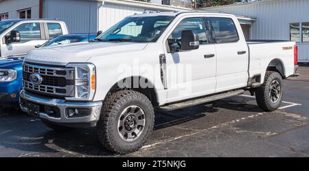 Ein neuer, weißer Ford Super Duty F350 viertüriger Pickup zum Verkauf bei einem Händler in Warren, Pennsylvania, USA Stockfoto