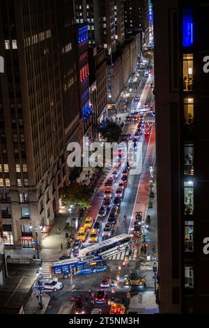 Verkehrsstaus auf der E. 34th St. an einem Herbstabend, Midtown Manhattan, New York City, 2023, USA Stockfoto