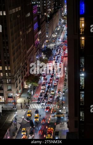 Verkehrsstaus auf der E. 34th St. an einem Herbstabend, Midtown Manhattan, New York City, 2023, USA Stockfoto