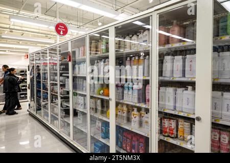 Aufgrund der Zunahme von Ladendiebstahl installieren Drogerien und Lebensmittelgeschäfte in den USA Plexiglas-Barrieren in den Regalen, USA 2023 Stockfoto