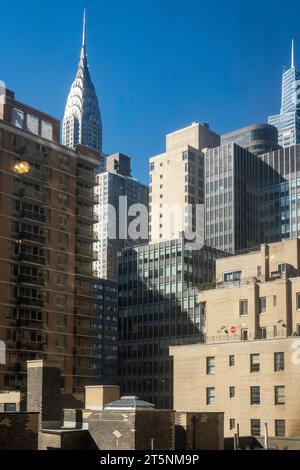 Das Chrysler-Gebäude hebt sich von anderen Wolkenkratzern in Midtown Manhattan, 2023, New York City, USA, ab Stockfoto