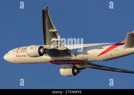 Nahaufnahme einer Emirates SkyCargo Boeing 777-F1H-Registrierung A6-EFN, die an einem sonnigen Herbstabend zur goldenen Stunde von London Heathrow (lhr) aus startet Stockfoto