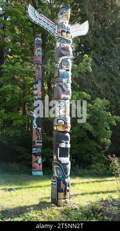 Der Kakaso'Las Totem-Pole. Kunst- und Totempfähle der First Nations, Stanley Park, Vancouver, Kanada Stockfoto