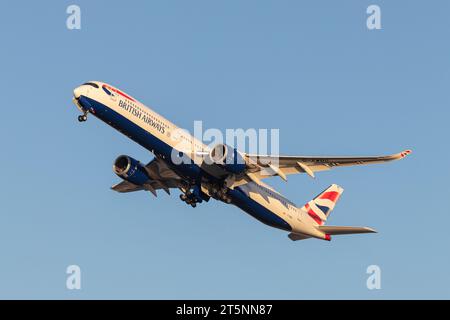 Ein British Airways Airbus A350-1041 mit G-XWBG verlässt London Heathrow (lhr) an einem schönen Herbstabend Stockfoto