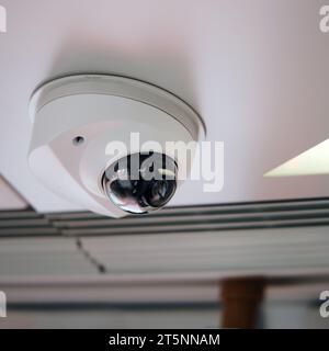 Überwachungskamera oder Überwachungssystem im Zug. Überwachungskamera an der Decke. Stockfoto
