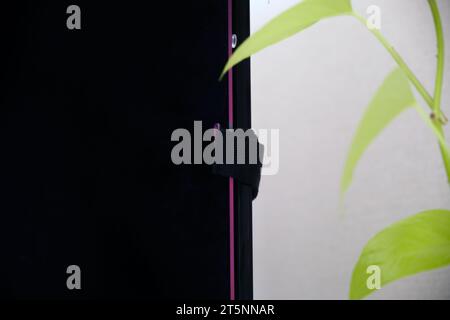 Schutzglas für den Fernsehbildschirm. Schutz vor dem Brechen des Fernsehbildschirms durch ein Kind. Stockfoto