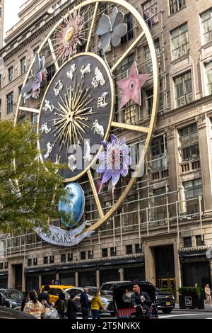 Saks Fifth Avenue bereitet sich auf die Weihnachtszeit 2023 in New York City, USA vor Stockfoto