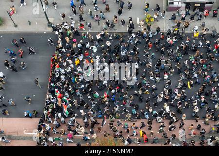 Hochwinkelansicht von Tausenden Demonstranten, die gegen den israelischen Hamas-Gaza-Krieg protestieren, 4. November 2023, E. 34th St., New York City, USA Stockfoto