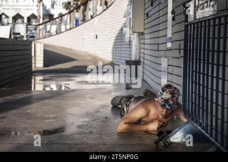 Tel Aviv, Israel. Oktober 2023. TEL AVIV 2023-10-14Despite den Krieg, geht das Leben in Tel Aviv weiter. Die Menschen schwimmen und sonnen sich am Strand, aber sobald die Luftangriffsirene ertönt, laufen die meisten und nehmen Deckung. Bild: Eyal, 43, ist vom Strand weggelaufen und hat sich unter einem Dach auf der Promenade niedergelassen. Foto: Anna-Karin Nilsson Expressen/TT/Code 7141 Credit: TT News Agency/Alamy Live News Stockfoto