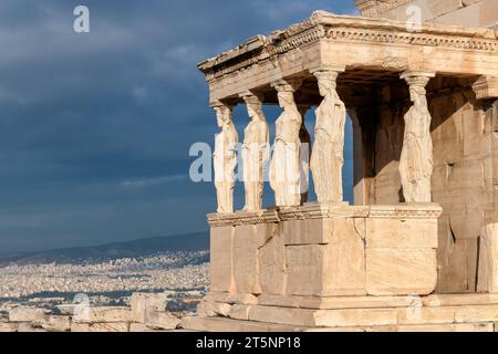 Alte Karyatidenhalle des Erechtheion-Tempels auf der Akropolis bei Parthenon, Athen, Griechenland. Stockfoto