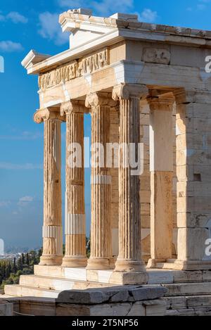 Säulen des Tempels der Athena Nike in der Akropolis von Athen, Griechenland Stockfoto